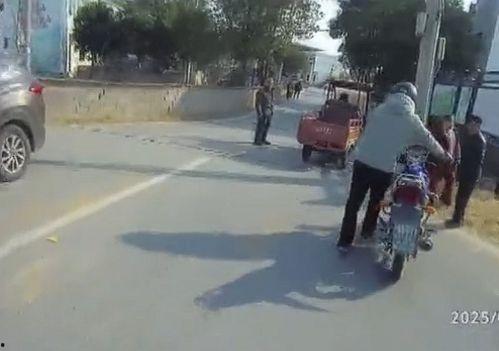 男子车祸吃瓜,围观群众“吃瓜”热议，事故真相引人关注